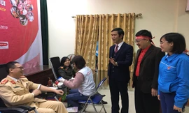 Phó tổng biên tập báo Tiền Phong Vũ Tiến và đồng chí Lê Văn Dũng, Phó Chủ tịch UBND Thành phố Phủ Lý động viên các tình nguyện viên tham gia hiến máu Ảnh: Nghiêm Huê