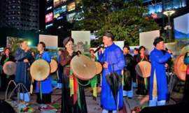 Biểu diễn Quan họ đương đại “Người Ở, Người Về” trên đường Nguyễn Huệ (TP.HCM). Ảnh: Trần Nguyễn Anh