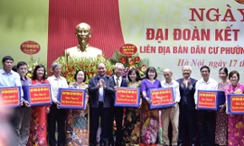 Thủ tướng Nguyễn Xuân Phúc dự Ngày hội Đại đoàn kết tại phường Điện Biên, Hà Nội Ảnh: N.B