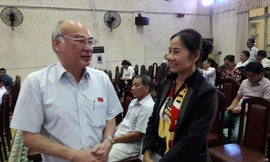 Đại biểu Phan Nguyễn Như Khuê trò chuyện với các cử tri quận 9, TPHCM sau khi kết thúc buổi tiếp xúc