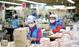 Theo đại diện Vinatex, cung ứng khẩu trang ra thị trường trong các ngày tới sẽ vẫn căng thẳng, chưa đáp ứng được yêu cầu