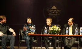 Nữ nhạc trưởng Elim Chan (thứ 2 từ trái qua) điều khiển đêm hòa nhạc 5/10 bên Hồ Gươm Ảnh: NGUYÊN KHÁNH 