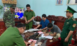 Bắt giữ, khám xét nhà các đối tượng buôn ma túy ở Tân Thanh (Lạng Sơn) Ảnh: Duy Chiến