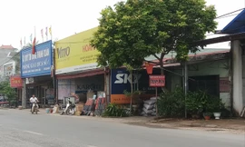 Khu đất tại xứ đồng Kho Xăng được xây dựng thành những ki-ốt giáp mặt đường Ảnh: P.V