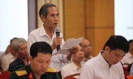 Cử tri quận Hoàn Kiếm nêu ý kiến tại buổi tiếp xúc cử tri ngày 19/6 Ảnh: Như Ý 