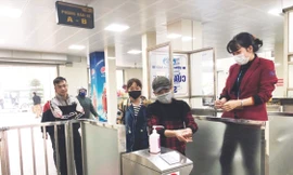 Ngoài đeo khẩu trang, các bến xe của Công ty CP Bến xe Hà Nội còn yêu cầu khách rửa tay sát khuẩn trước khi vào bến