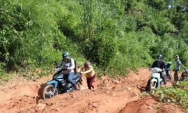 Con đường vào làng Ðê Kôn 