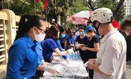  Thanh niên có vai trò rất lớn trong phòng, chống dịch bệnh COVID-19 (Trong ảnh tuổi trẻ Thủ đô phát nước sát khuẩn phòng chống dịch COVID-19) Ảnh: Xuân Tùng