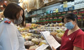 Tiểu thương chứng minh nguồn gốc thực phẩm bằng giấy tờ, hóa đơn bán hàng Ảnh: U.P