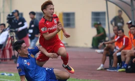 CĐV Hải Phòng đốt pháo sáng đỏ rực một góc khán đài sân Hàng Đẫy. Ảnh: NHƯ Ý