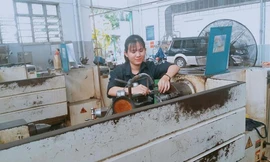 Ðỗ Thị Thu Hiền tại xưởng thực hành 