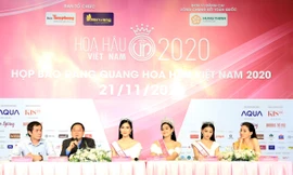 Ban tổ chức và TOP 3 trao đổi cùng báo giới sau đêm đăng quang Ảnh: HỒNG VĨNH 