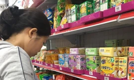 Nhiều mặt hàng xách tay được bày bán chung với hàng có “chứng minh thư” 