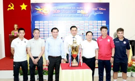 HLV, đội trưởng hai đội chụp ảnh lưu niệm với đại diện Ban tổ chức Ảnh: Như Ý