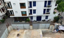 Nhà 4 tầng hầm hiện đang dừng thi công 