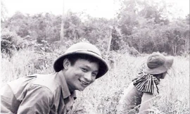 Nhà báo Đình Na sau những lần đưa tin ảnh chiến trường, trở về chiến khu để tăng gia sản xuất tự túc lương thực. Ảnh: Tuấn Hải (TTXVN)