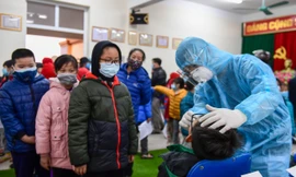 Lấy mẫu xét nghiệm cho học sinh. Ảnh: Quân Nguyễn 