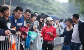 Trước cơn sốt tăng giá chóng mặt, không ít vé đã nhanh chóng được “sang tên” cho dân phe vé ngay sau khi người may mắn mua được vé online nhận vé từ VFF Ảnh: HUỲNH ĐẶNG 