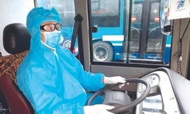 Người dân sau cách ly vui vẻ khi được xe buýt chở về quê 