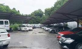  Sau gần 10 năm triển khai, mặt bằng dự án bãi đỗ xe ngầm trong Công viên Thống Nhất vẫn là những điểm trông xe lậu Ảnh: A. Trọng 