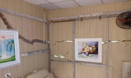 Phòng khách của một hộ dân bị nứt toác 