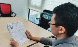 Học viên Trần Khắc D trình bày nguyện vọng muốn được Trường ÐH Ðông Ðô trả lại học phí đã nộp. Ảnh: Nghiêm Huê