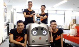 Bốn thành viên đội UET Fastest có thời gian trải nghiệm công nghệ tại Nhật Bản Ảnh: NVCC