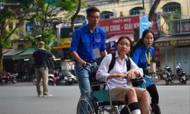 Các tình nguyện viên hỗ trợ thí sinh Nguyễn Thị Thúy Hà bị tai nạn giao thông vào điểm thi trường THPT Việt Đức Ảnh: CTV