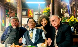 Nhà văn Ngô Thảo với bạn văn