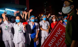 Tuy có vắc-xin song người dân vẫn phải duy trì “5K” để bảo vệ mình và góp phần chống dịch. Ảnh: Hoàng Mạnh Thắng