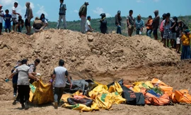 Đội cứu hộ tập trung các thi thể giữa trời nắng nóng 