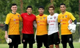 Văn Lâm và Kawin (thứ 2 bên trái) cùng tập luyện ở Muangthong