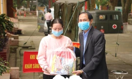 Bà Lăn (bìa trái) nhận hỗ trợ kinh phí, an tâm trở về gia đình Ảnh: DC 