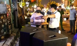 Lực lượng chức năng quận Bình Thạnh nhắc nhở quán nhậu mở nhạc quá lớn 