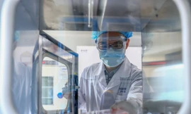 Bên trong nhà máy sản xuất vắc-xin của Sinopharm ở Bắc Kinh Ảnh: Tân Hoa Xã 