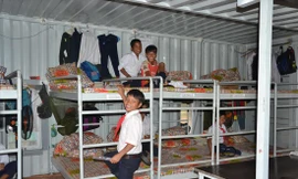 Những thùng container cải hoán đã trở thành nơi ở của hàng trăm học sinh người Cor trường bán trú Trà Lãnh suốt mấy năm qua 