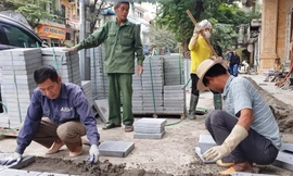 Công nhân thi công lát đá tại công trường ở phố Hòa Mã (Hai Bà Trưng) 