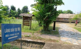 Dù được đầu tư nhiều với kỳ vọng thu hút du lịch, nhưng Làng văn hóa các dân tộc Việt Nam khá hoang vắng Ảnh: Trường Phong 