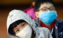 Học sinh đeo khẩu trang kín mít trong giờ học