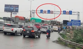 Cầu Thanh Trì vẫn ùn tắc kéo dài trong ngày đầu hạ tốc độ xuống 60km. Ảnh: Anh Trọng 