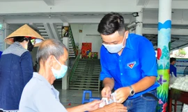 Người dân nghèo đến nhận thực phẩm từ Siêu thị yêu thương 0 đồng ẢNH: HÒA HỘI 