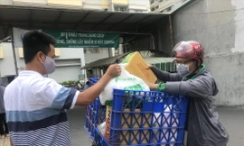 Dịch vụ “đi chợ thuê”, giao hàng tận nhà đắt khách thời Covid-19 Ảnh: U.P