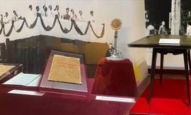 Chủ tịch Hồ Chí Minh và các thành viên Chính phủ lâm thời sau phiên họp chính phủ đầu tiên ngày 3/9 Ảnh tư liệu