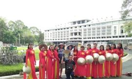 HDV Xuân Tú (áo đen) mong muốn dịch bệnh sớm bị đẩy lùi để anh và các đồng nghiệp tiếp tục được làm công việc bao năm gắn bó và yêu thích