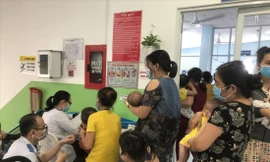 Bệnh nhi mắc bệnh hô hấp tăng cao (ảnh chụp tại Bệnh viện Nhi đồng 1 ngày 23/10) 