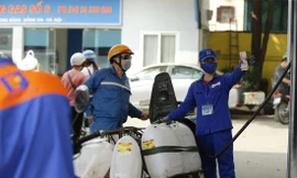Bộ Công Thương cho hay đã yêu cầu xử lý các cửa hàng xăng dầu găm hàng chờ giá lên để trục lợi. Ảnh: Như Ý