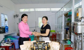 Chị Chau Ngọc Dịu (áo đen) tiếp khách hàng ẢNH: HÒA HỘI 