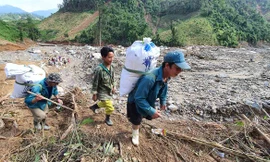 Người dân xã Phước Thành, Phước Lộc vượt rừng cõng hàng cứu trợ về làng 