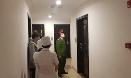 Cán bộ y tế phường Khương Đình đi kiểm tra tại một khu chung cư trên địa bàn Ảnh: Trần Hoàng