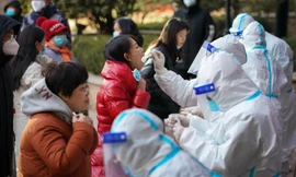 Cư dân ở thành phố Thạch Gia Trang xét nghiệm coronavirus hôm 6/1 trong bối cảnh dịch bệnh bùng phát tại địa phương